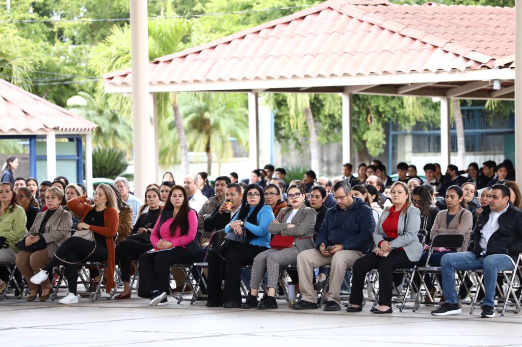 Padres de familia de alumnos del Instituto América