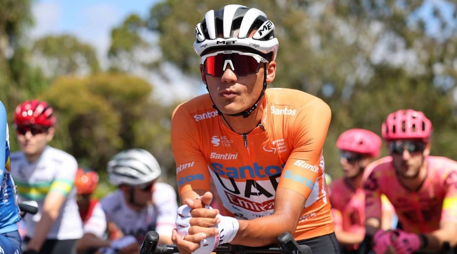 Isaac del Toro usando el jersey de líder en el Tour Down Under 2024