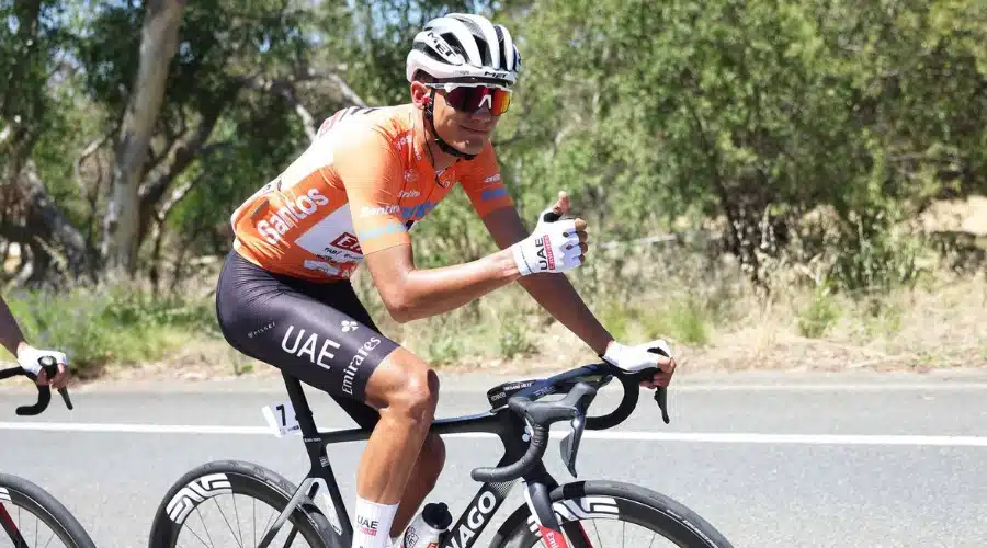 Isaac del Toro usando el jersey de líder en el Tour Down Under