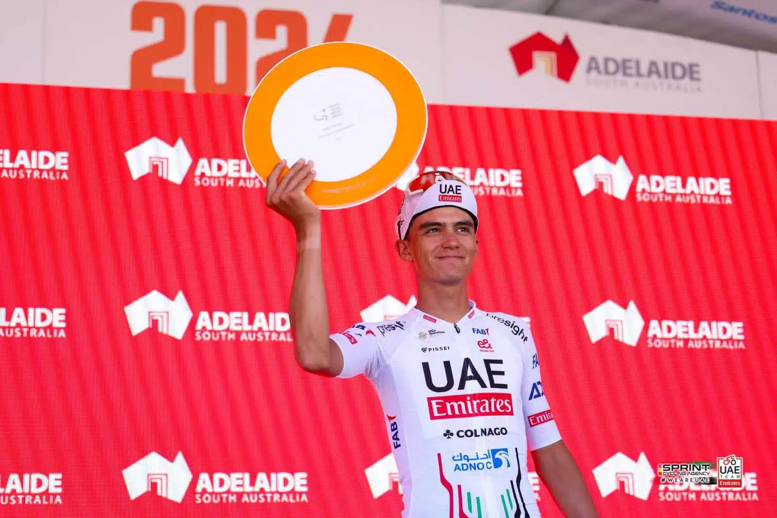 Isaac del Toro con un premio en la mano en Australia