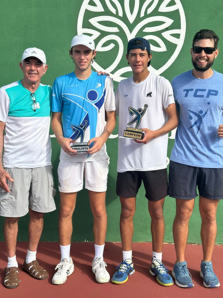 4 personas, dos de ellas con un trofeo de tenis en Mazatlán