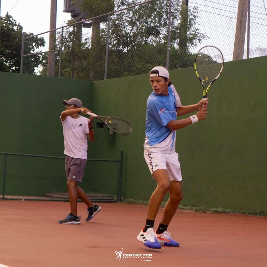 Isaac y Sebastián Arévalo con raqueta de tenis en Mazatlán