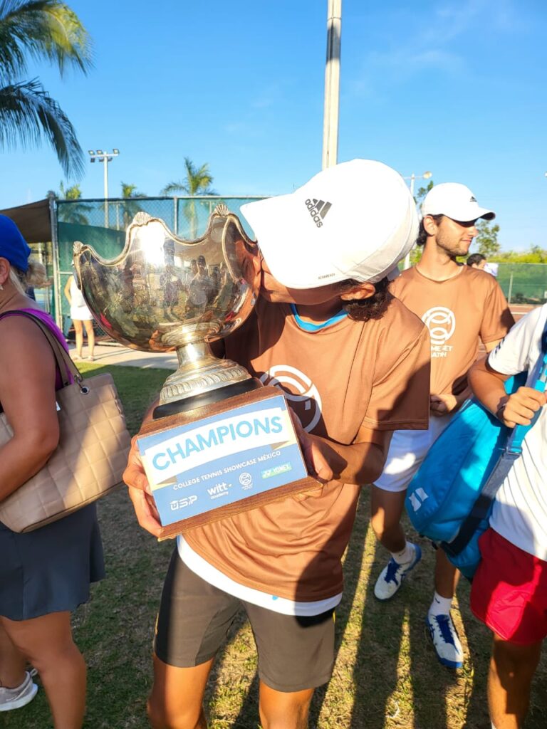 Uno de los hermanos Isaac y Sebastián Arévalo con un trofeo de tenis dandole un beso en Mazatlán
