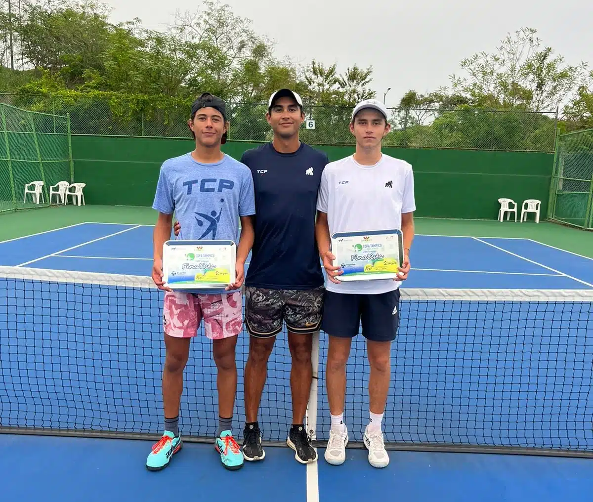 3 personas, 2 de ellas con un reconocimiento de tenis en Mazatlán