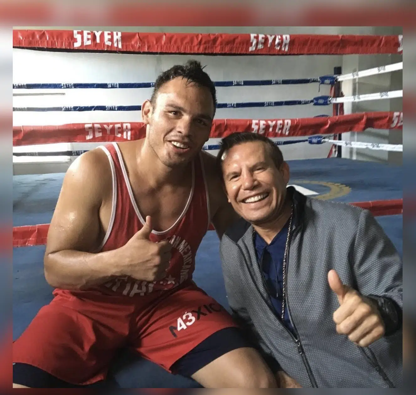 Julio César Chávez Jr. y Julio César Chávez, atrás de ellos un cuadrilátero de box