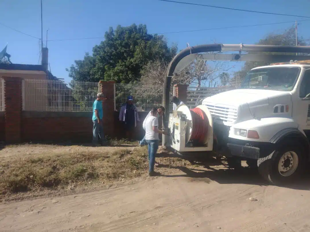 Camión y personal de Jumapam en el desazolve del drenaje en El Roble