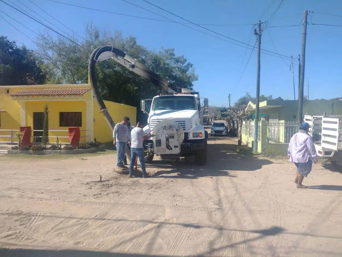 Camión y personal de Jumapam en el desazolve del drenaje en El Roble