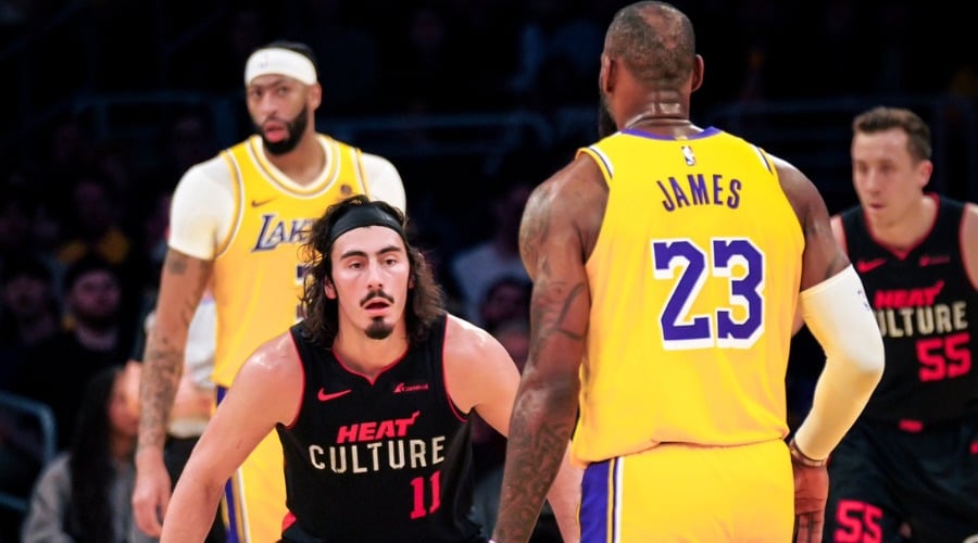 Jaime Jáquez Jr. y LeBron James en un juego de basquetbol