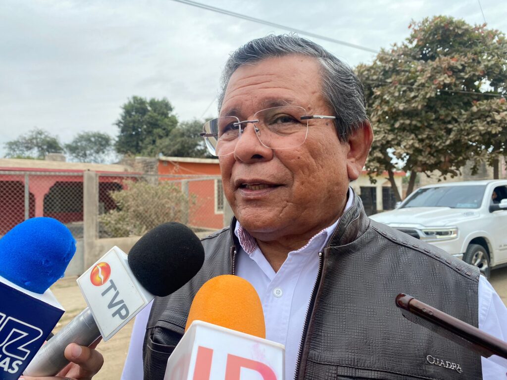 Jaime Montes Salas en entrevista con los medios de comunicación en Guasave