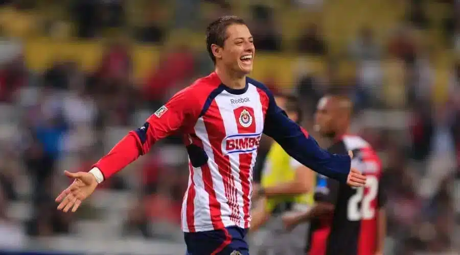 Javier “Chicharito” Hernández con el uniforme de las Chivas rayadas del Guadalajara