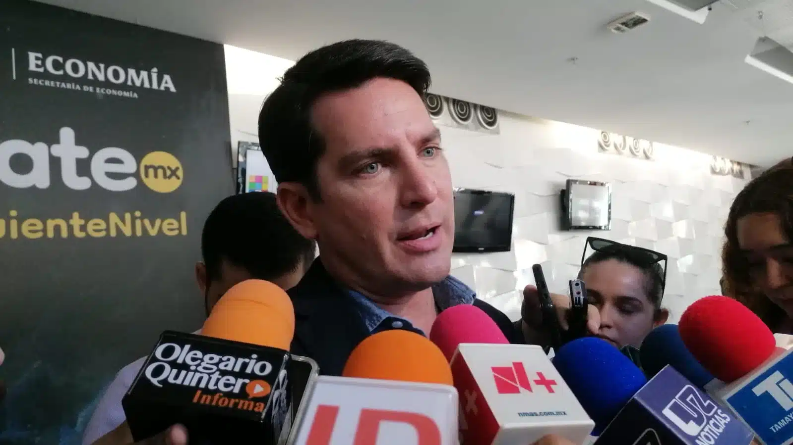 Javier Gaxiola Coppel con medios de prensa