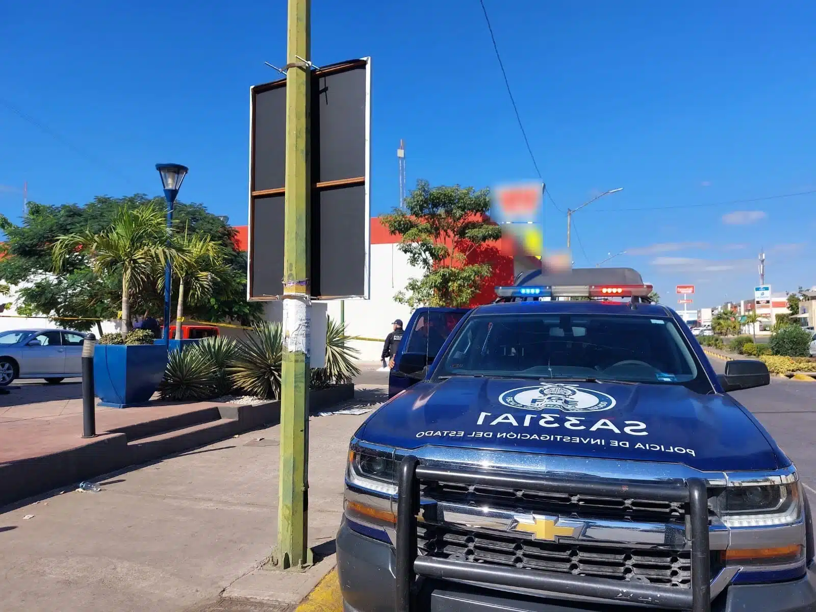 Camioneta de la Policía Municipal en el lugar donde una camioneta Jeep Rubicón fue baleada en Culiacán
