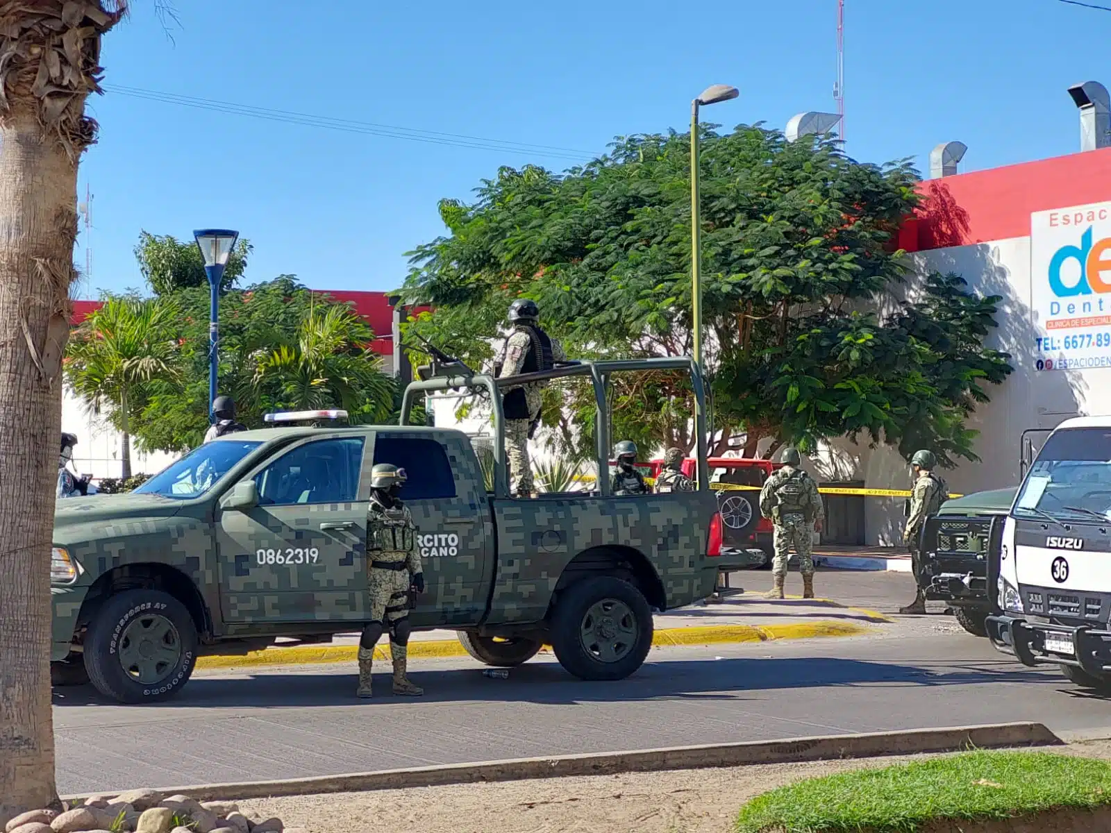 Elementos del Ejército Mexicano en el lugar donde una camioneta Jeep Rubicón fue baleada en Culiacán