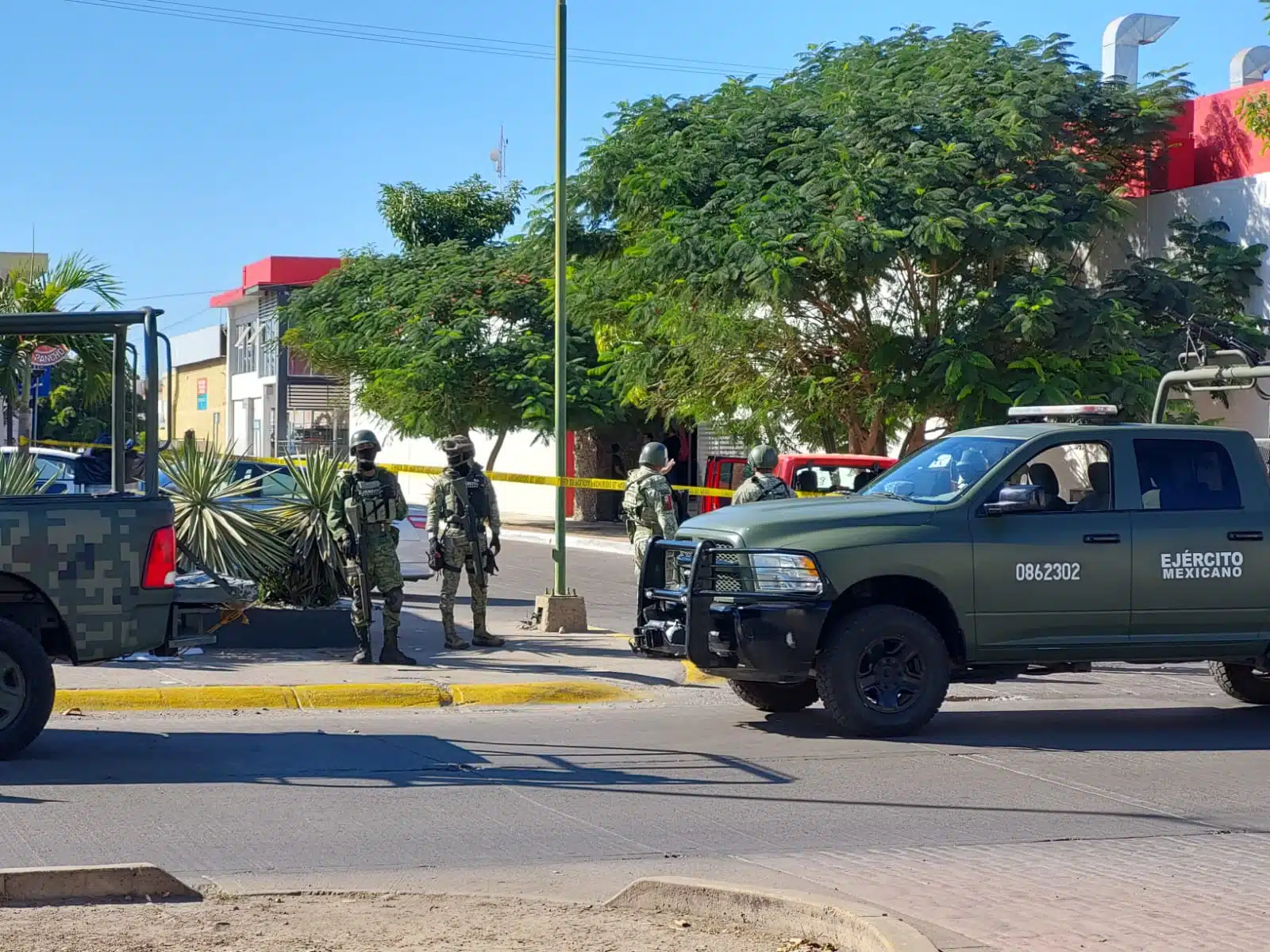 Elementos del Ejército Mexicano en el lugar donde una camioneta Jeep Rubicón fue baleada en Culiacán