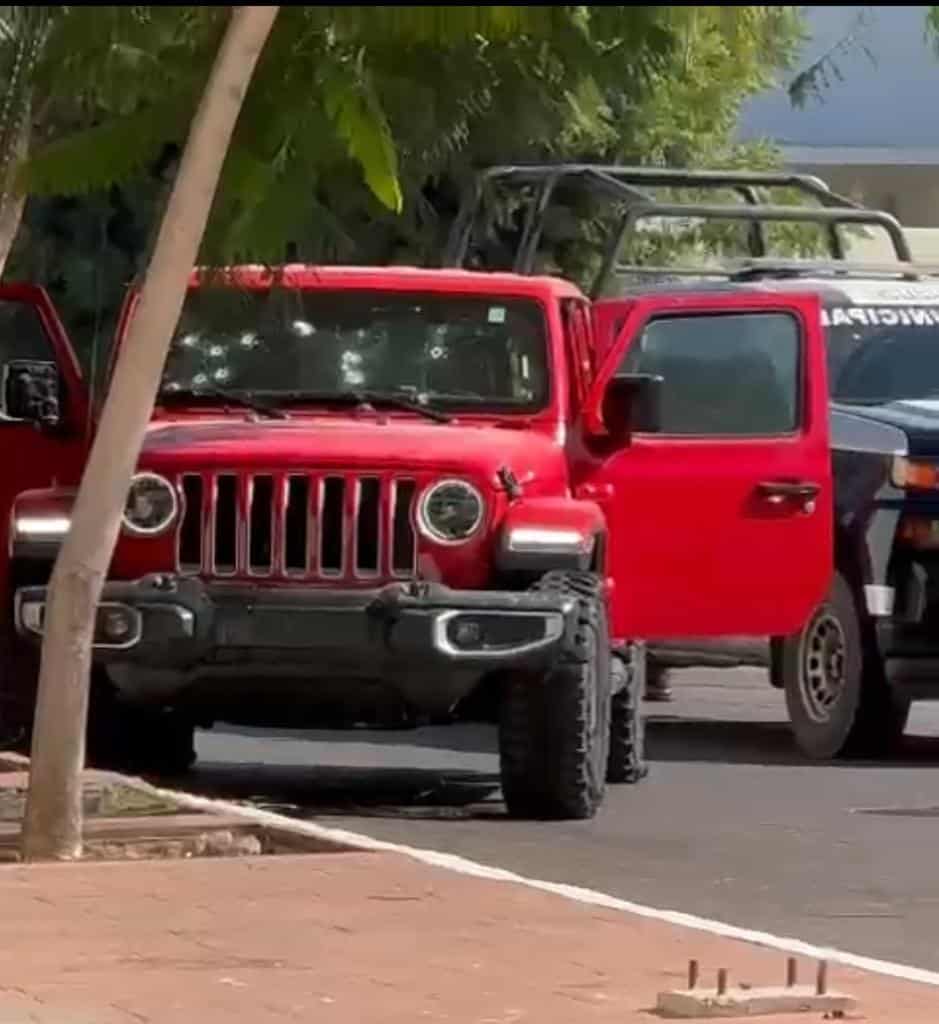 Camioneta Jeep Rubicón baleado en Culiacán