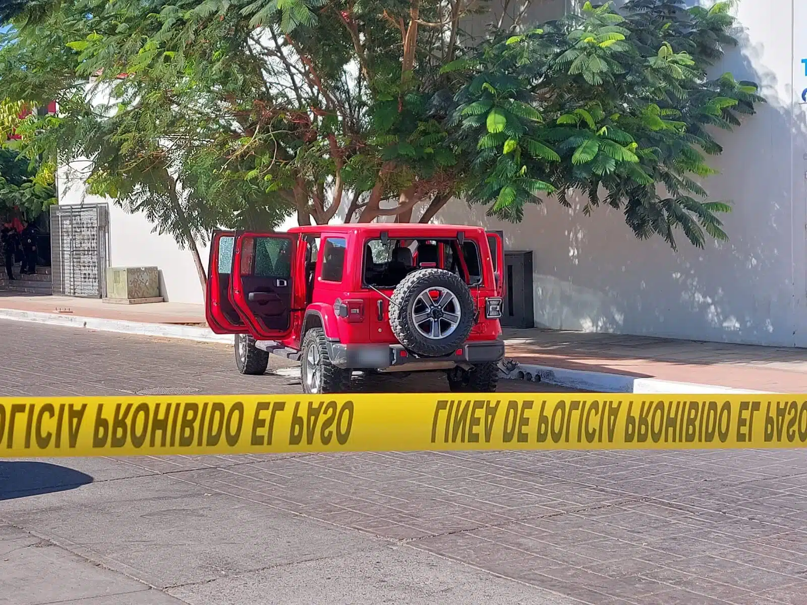 Camioneta Jeep Rubicón baleado en Culiacán