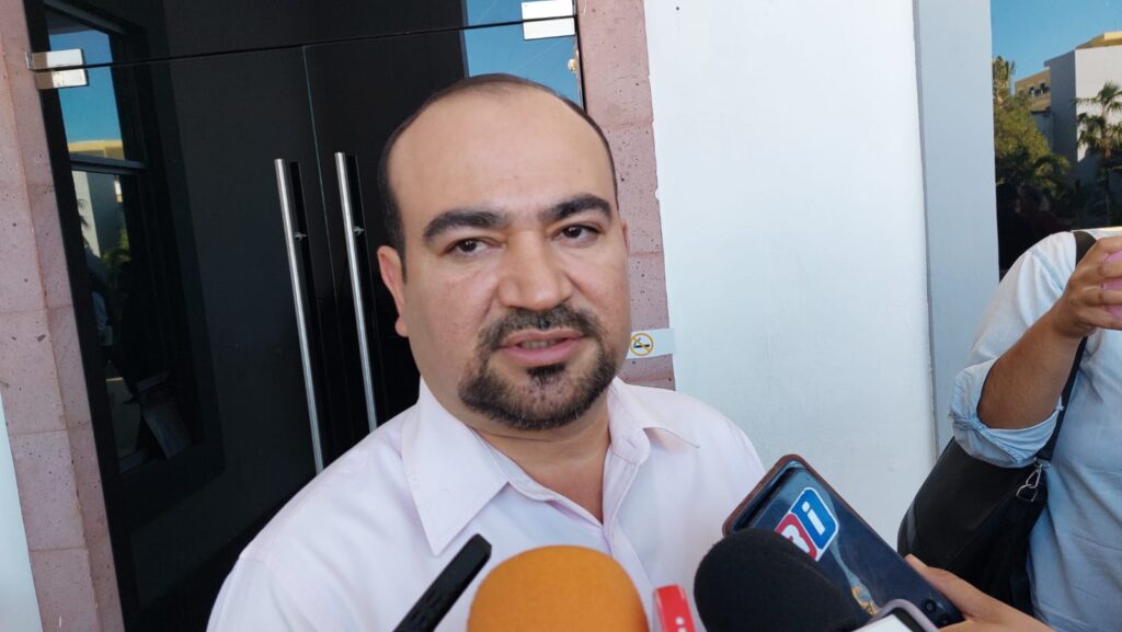 Jesús Arnoldo Serrano Castelo, visefiscal, en entrevista con los medios de comunicación en Mazatlán