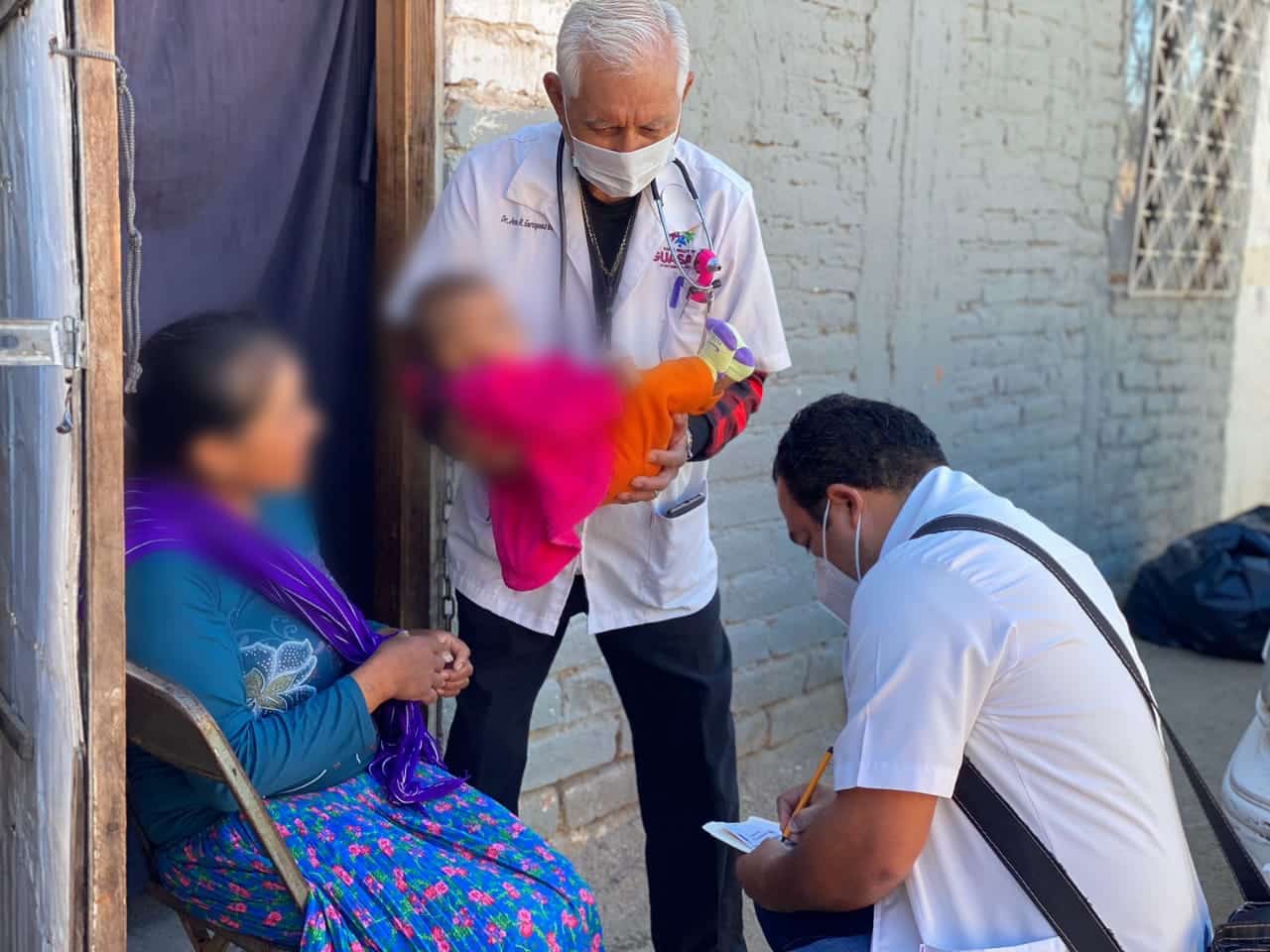 Dan atención médica a niños de jornaleros agrícolas en el valle del campestre en Ruiz Cortines.