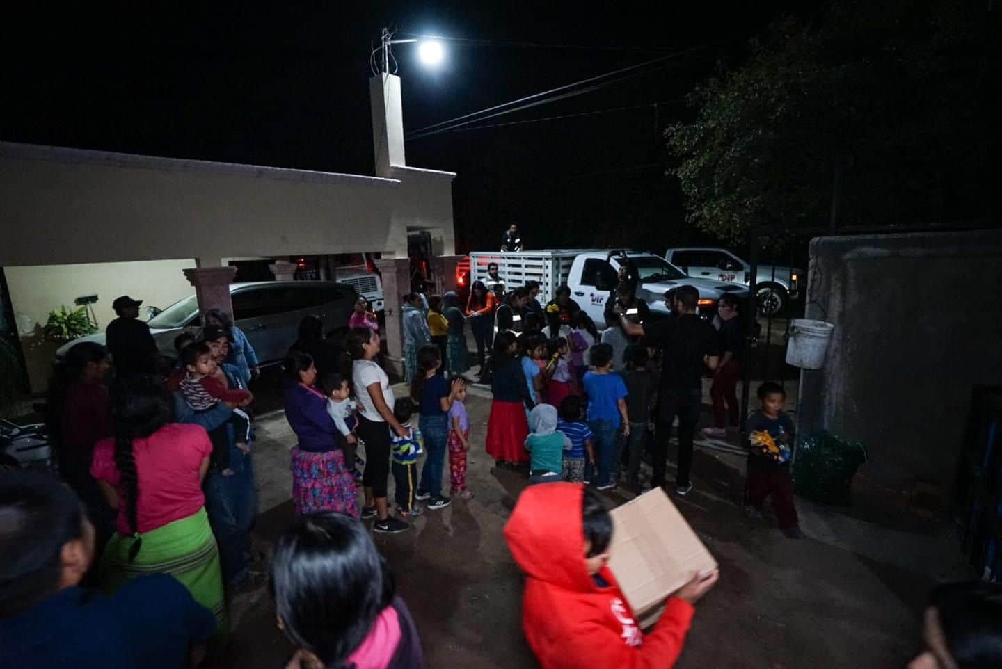 Jornaleros agrícolas recibiendo ayuda
