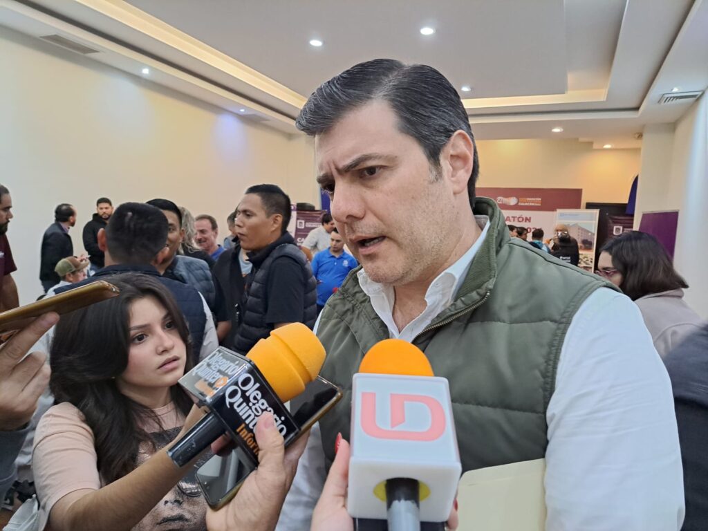 José Ernesto Peñuelas Castellanos en entrevista con los medios de comunicación en Culiacán