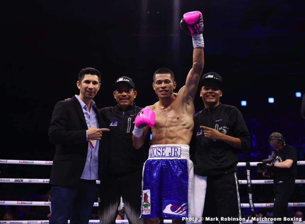 4 personas arriba de un cuadrilátero de box