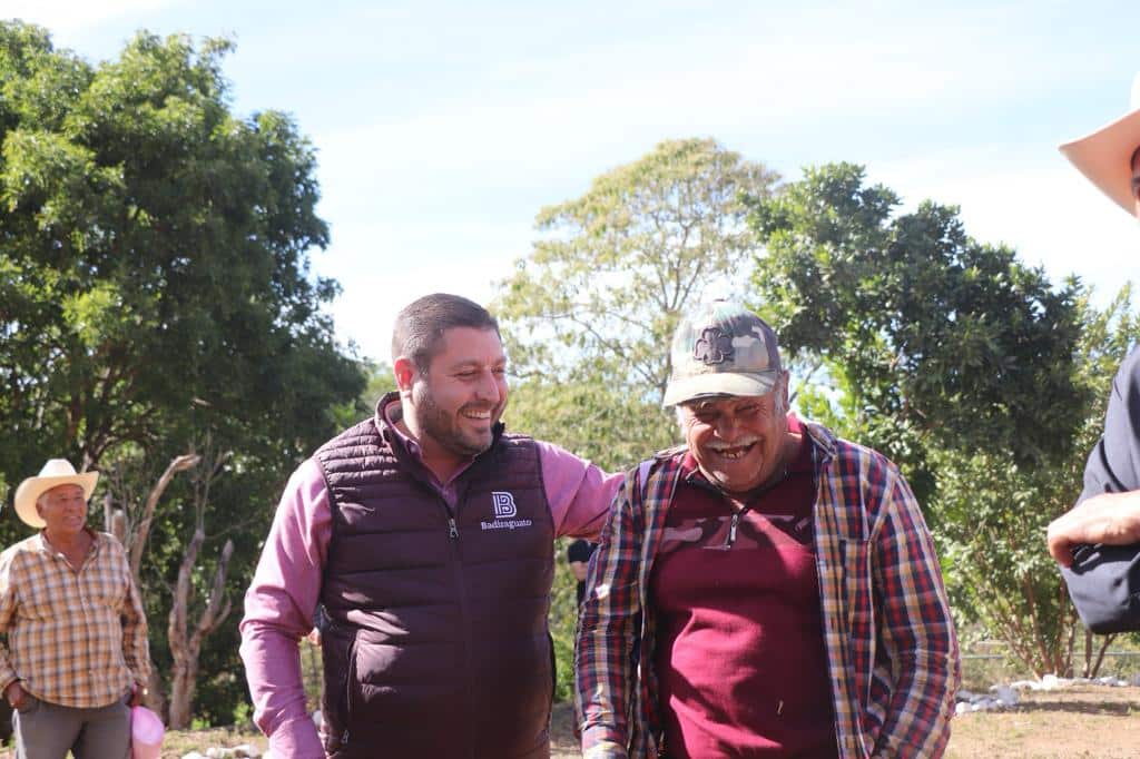 José Paz López Elenes, presidente municipal de Badiraguato, con la gente de las comunidades