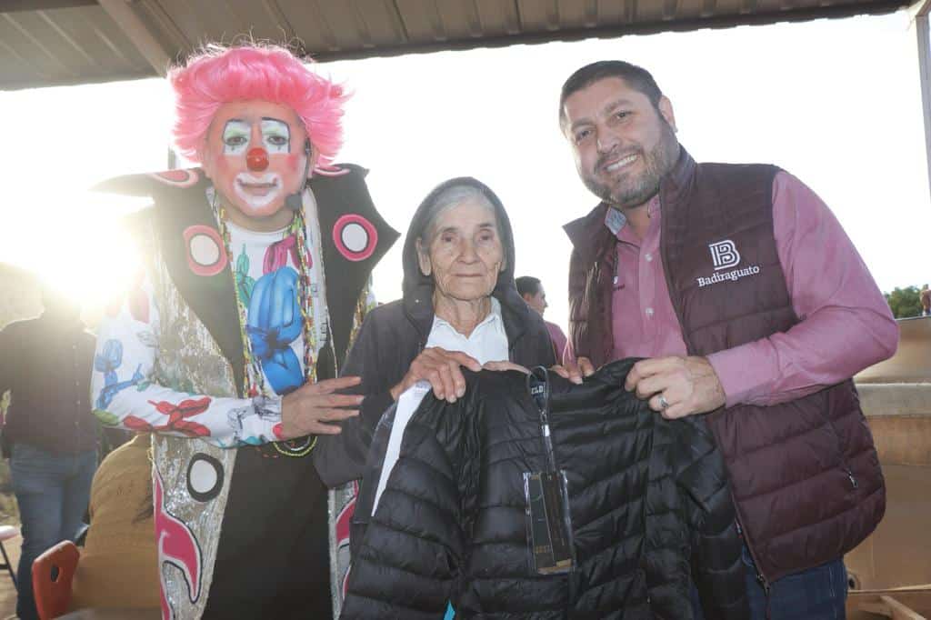 José Paz López Elenes, presidente municipal de Badiraguato, con la gente de las comunidades