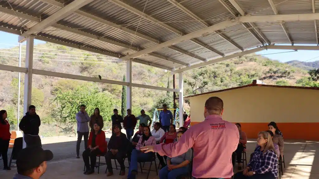 José Paz López Elenes con habitantes de la comunidad La Soledad, Badiraguato