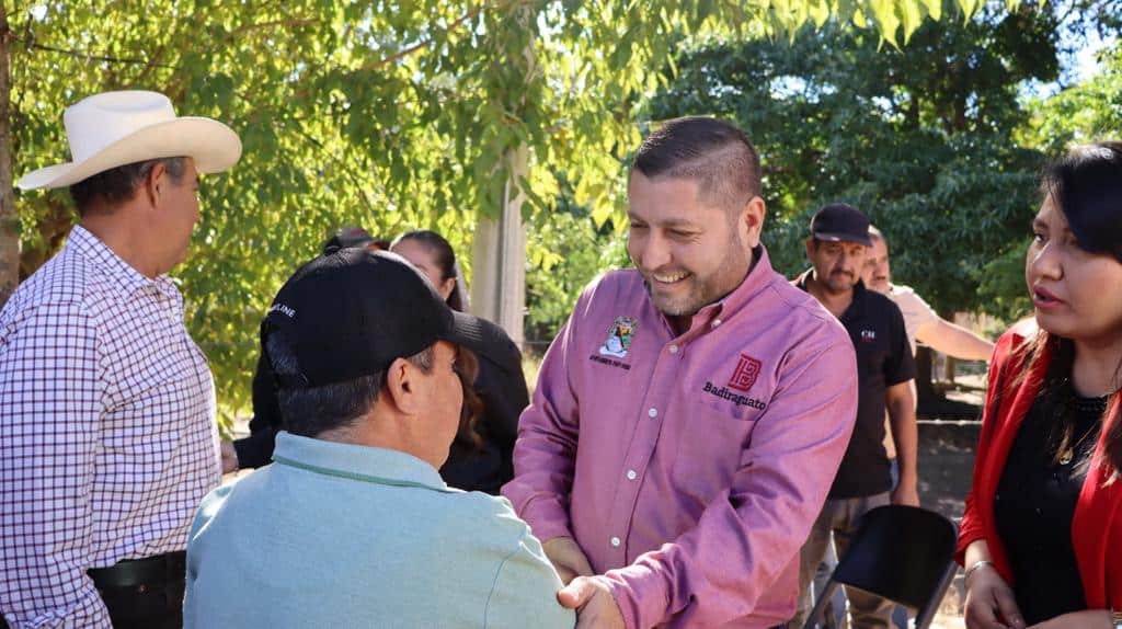José Paz López Elenes con habitantes de la comunidad La Soledad, Badiraguato
