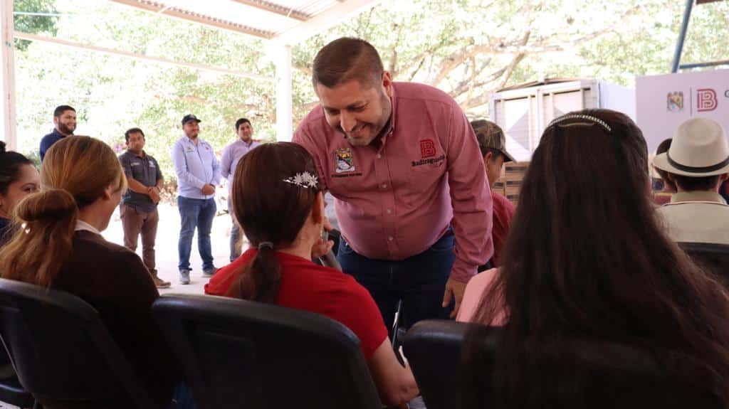 José Paz López Elenes con habitantes de la comunidad La Soledad, Badiraguato