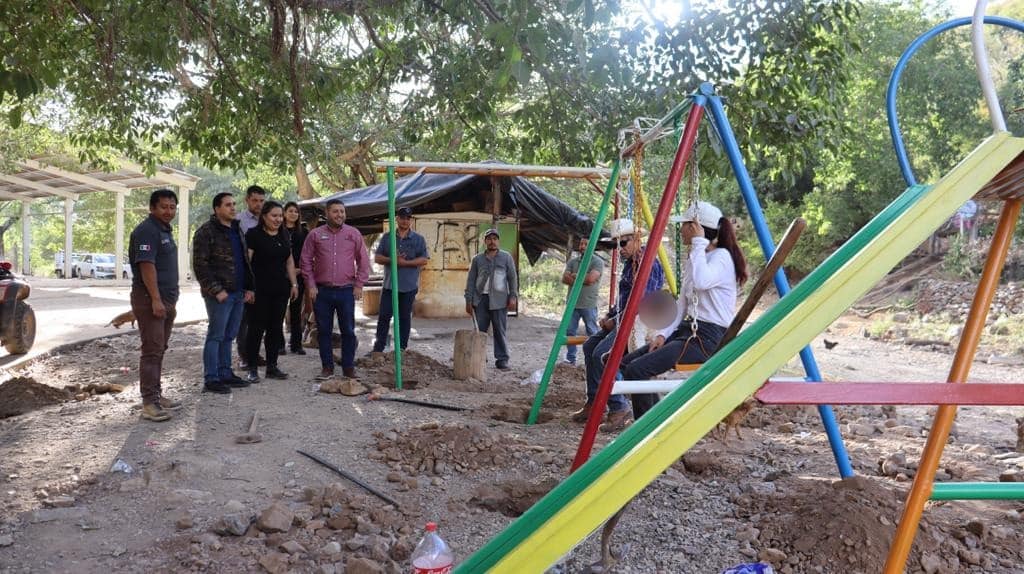 José Paz López Elenes, presidente municipal de Badiraguato, en el parque de la comunidad La Soledad donde instalaron juegos