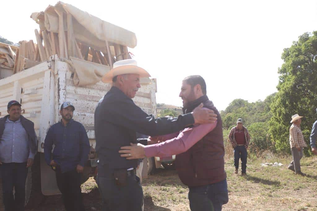 José Paz López Elenes, presidente municipal de Badiraguato, con la gente de las comunidades