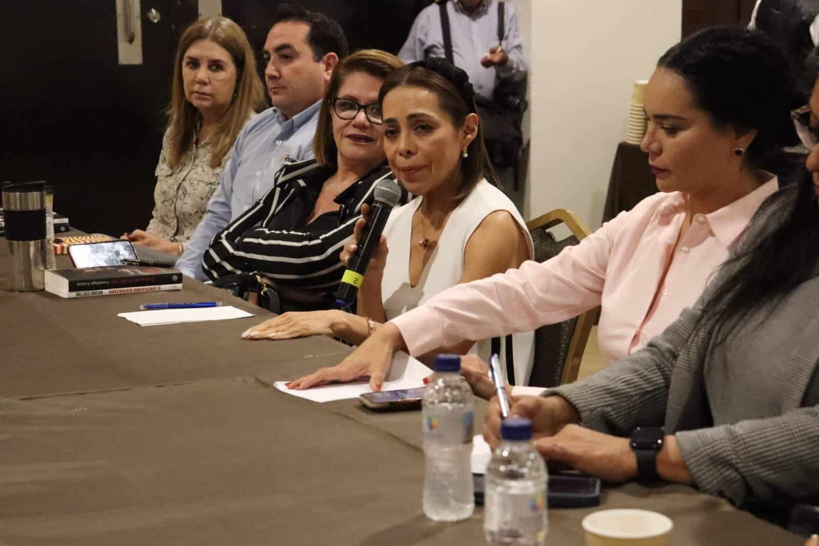 La senadora Josefina Vázquez Mota se reunió con representantes de instituciones de Mazatlán.