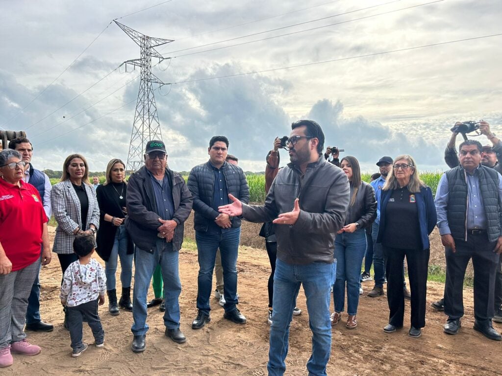 Juan de Dios Gámez Mendívil, Irma Nydia Gasca Aldama, y su gabinete en la localidad “La Romana”, Quilá