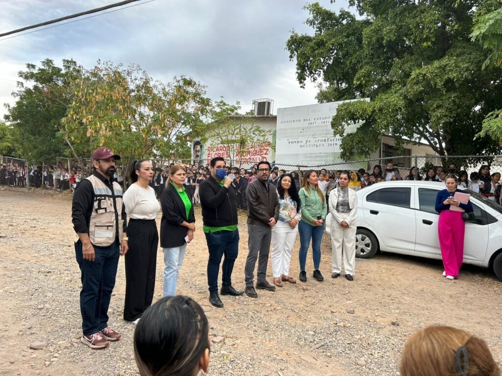 Juan de Dios Gámez Mendívil, presidente municipal de Culiacán, en el banderazo en la colonia Plutarco Elías Calles para la pavimentación de una calle