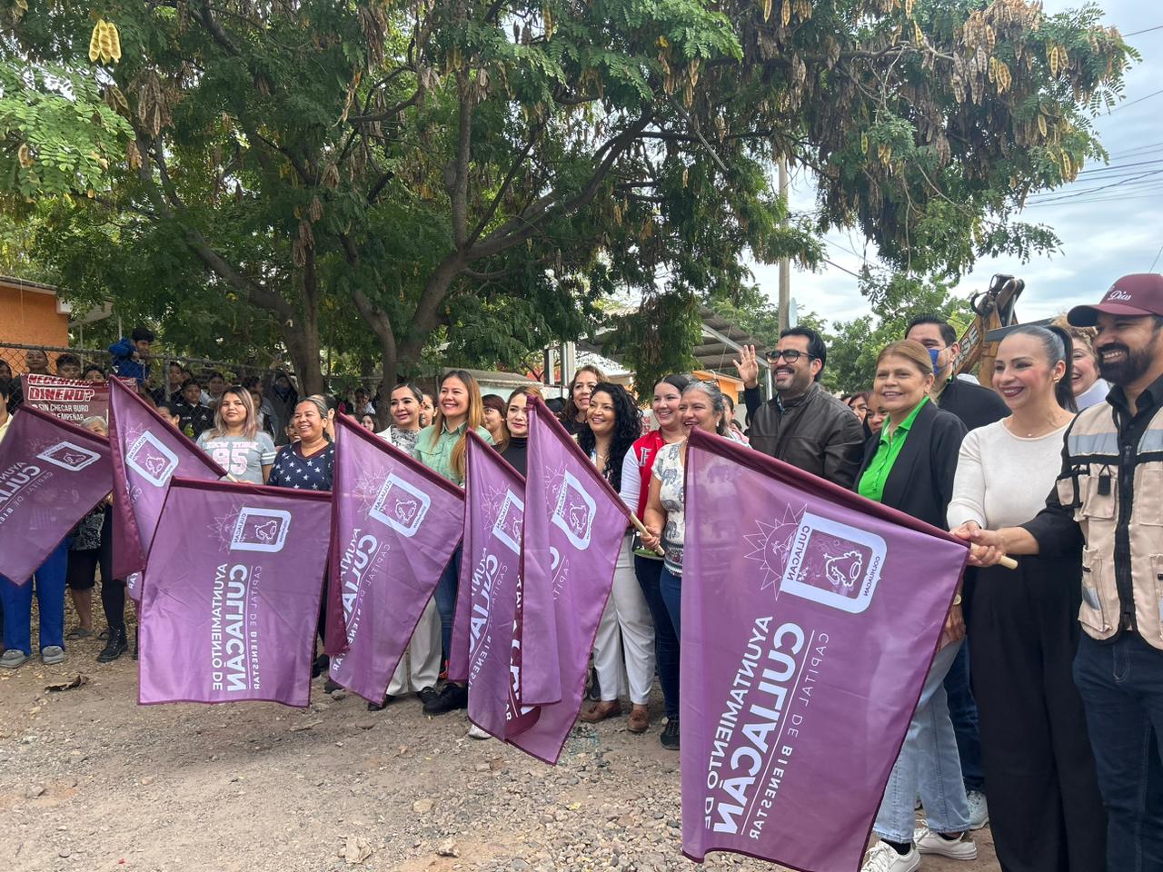 Juan de Dios Gámez Mendívil, presidente municipal de Culiacán, da el banderazo en la colonia Plutarco Elías Calles para la pavimentación de una calle