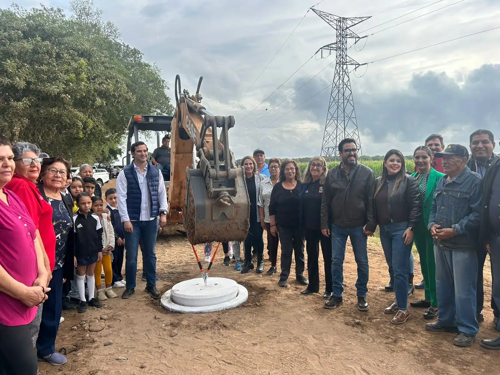 Juan de Dios Gámez Mendívil, Irma Nydia Gasca Aldama, y su gabinete en la localidad “La Romana”, Quilá, entregando una obra pública de alcantarillado