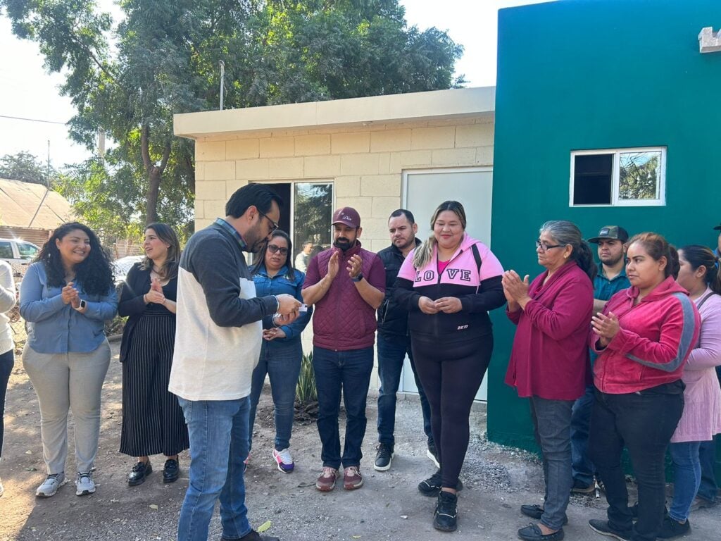 Juan de Dios Gámez Mendívil hace entrega de vivienda en Culiacán.