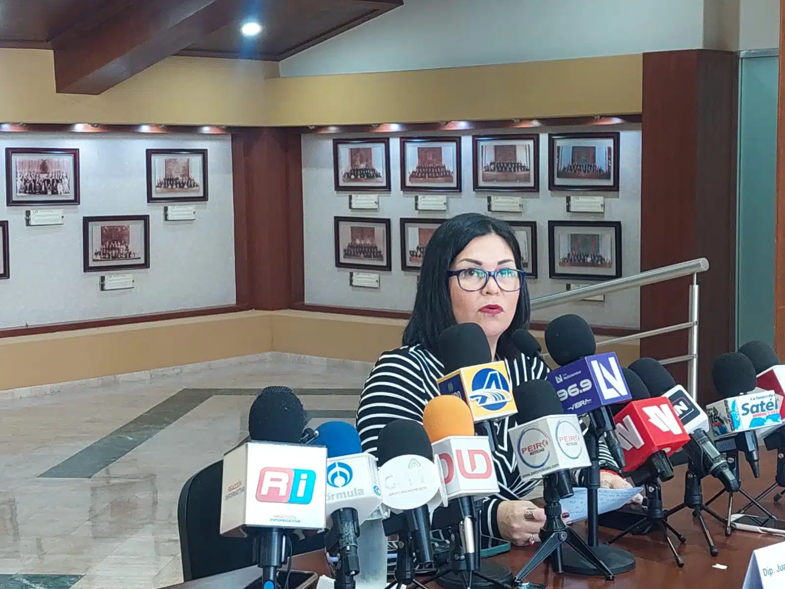 Legisladora Juana Minerva Vázquez González en entrevista con los medios de comunicación en Culiacán