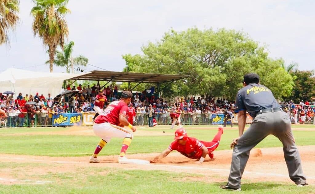 Jugada en primera base durante la serie final de la temporada 2023