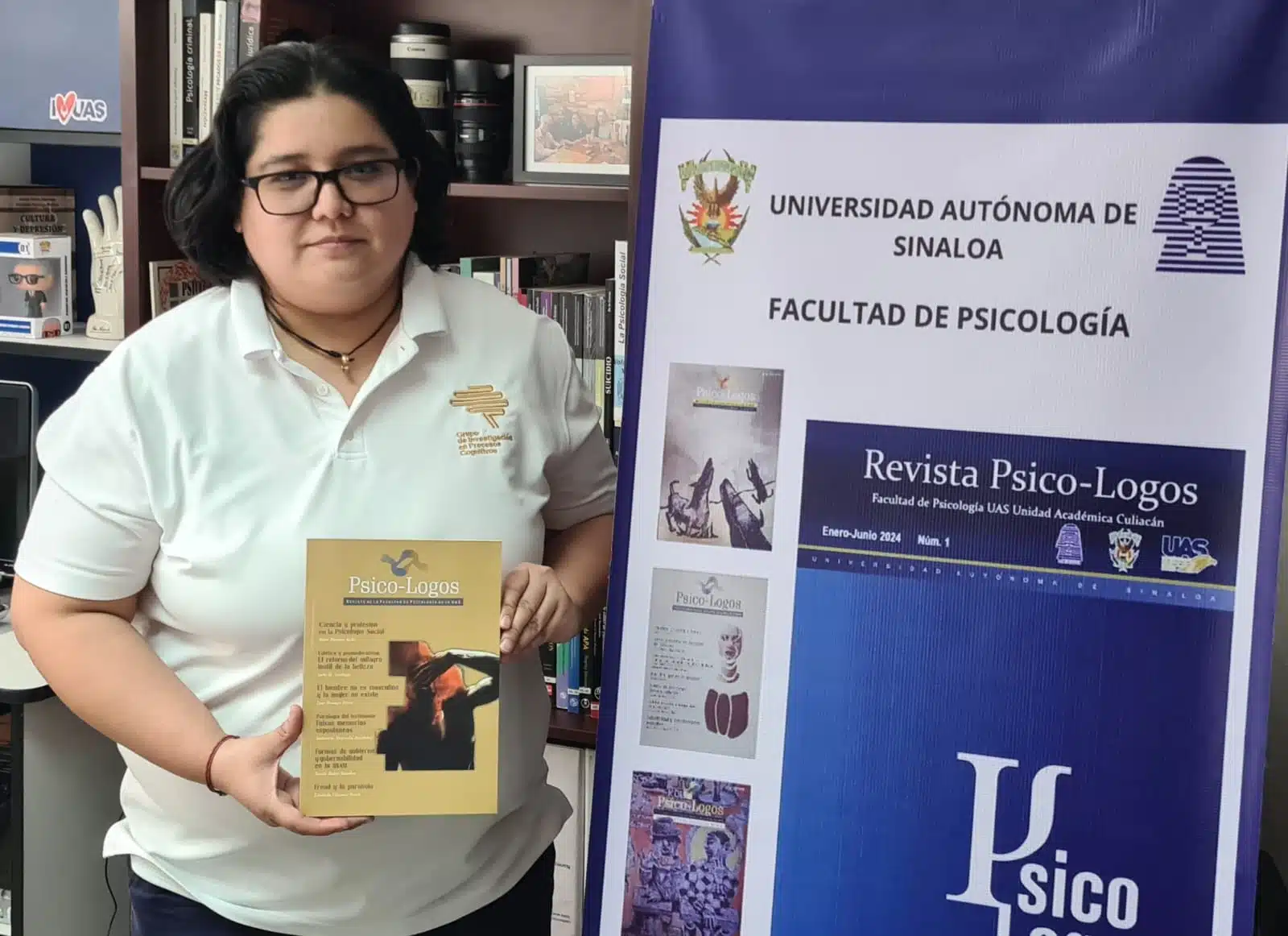 Una persona con un libro llamado Revista Psico-Logos en Culiacán