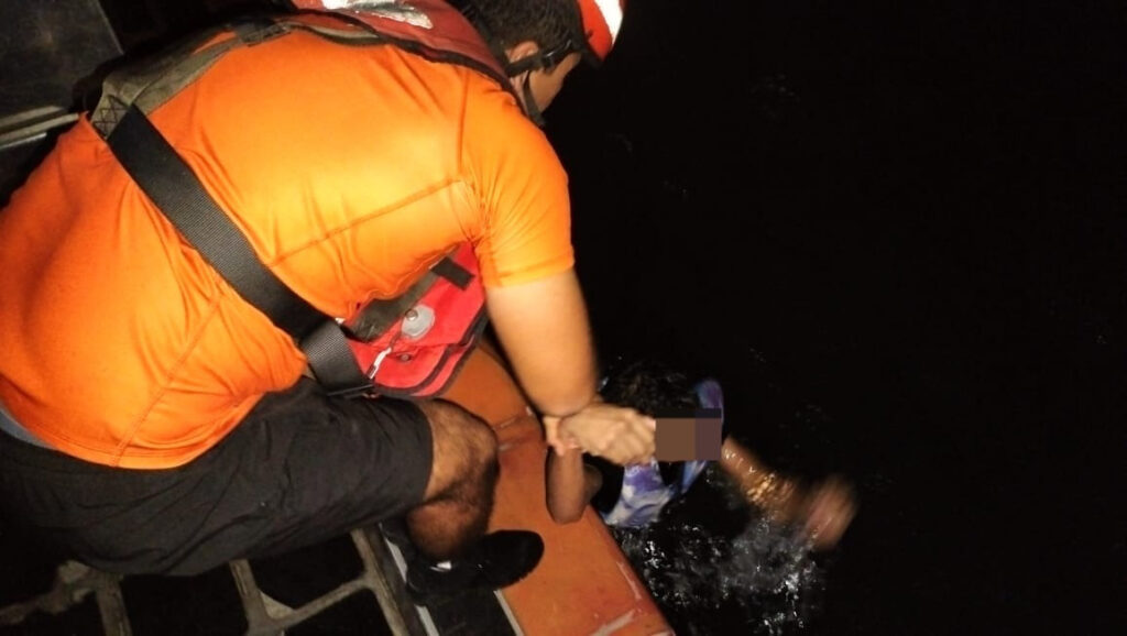 Elementos de Ensar rescatando a personas que estaban en un el agua en altamar en Mazatlán