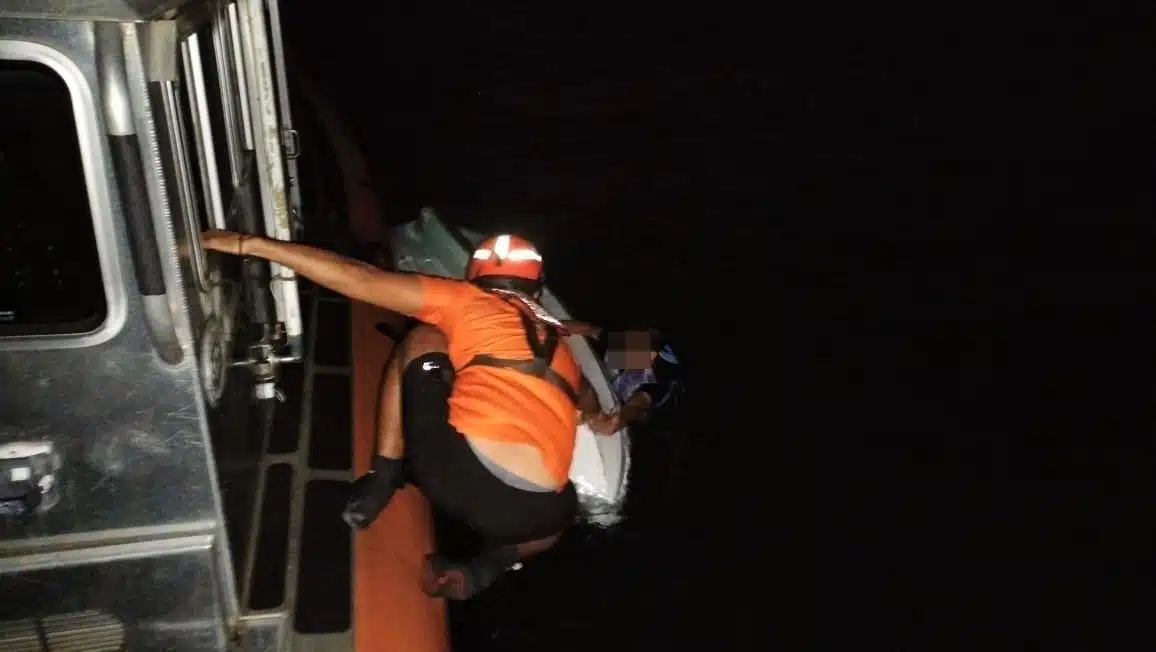 Elementos de Ensar rescatando a personas que estaban en un el agua en altamar en Mazatlán
