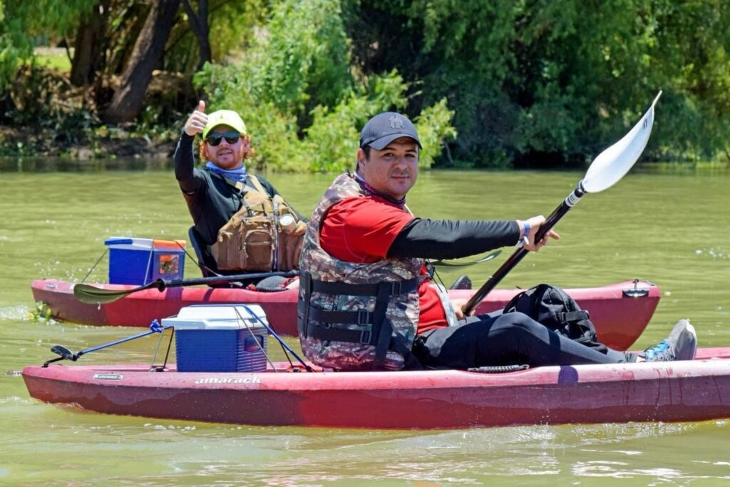 2 personas en Kayak durante un torneo de pesca en El Fuerte
