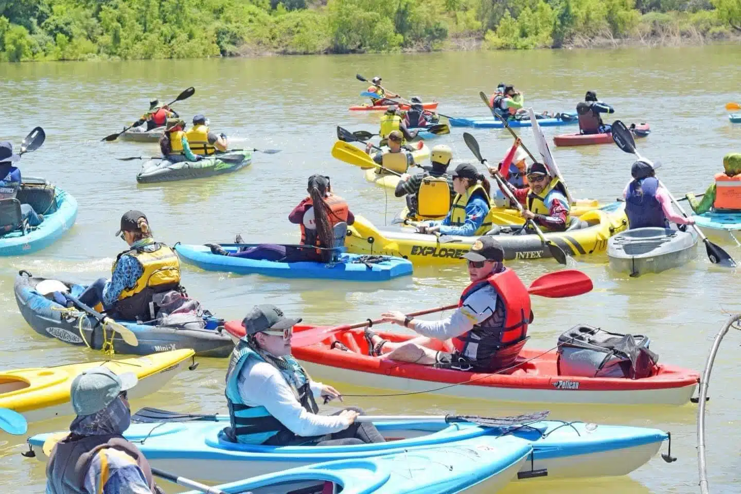 Personas en Kayak durante un torneo de pesca en El Fuerte