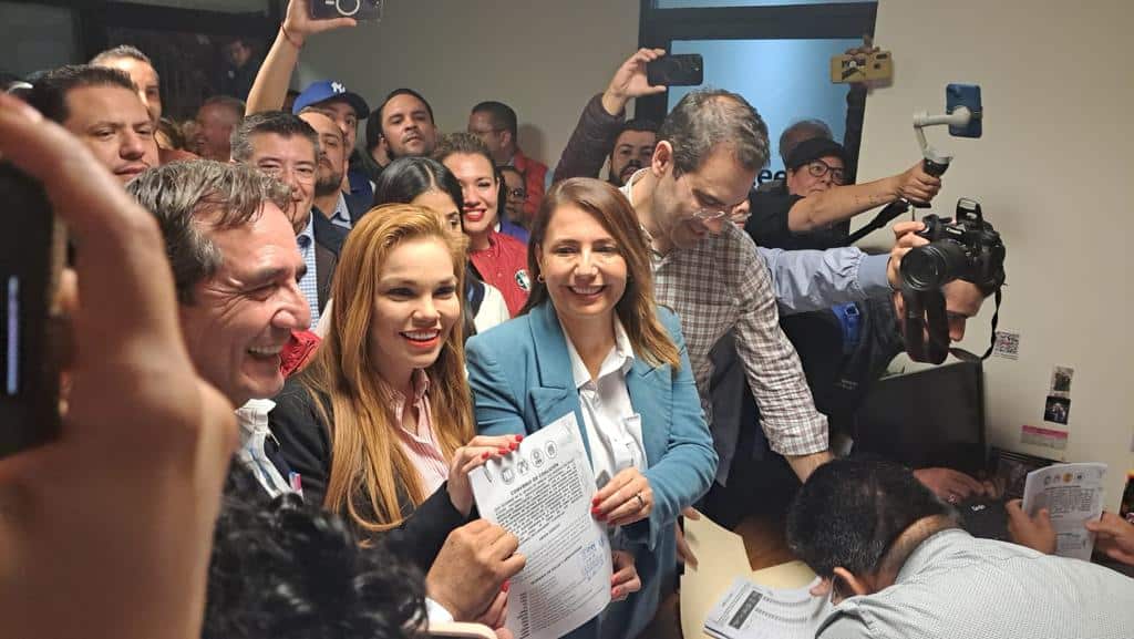Dirigentes durante la inscripción de la coalición “Fuerza y Corazón por Sinaloa”.