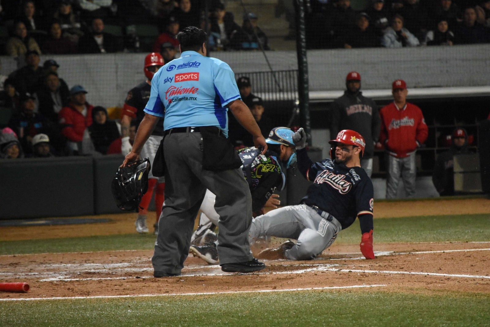 Leo Heras llegando quieto al Home plate