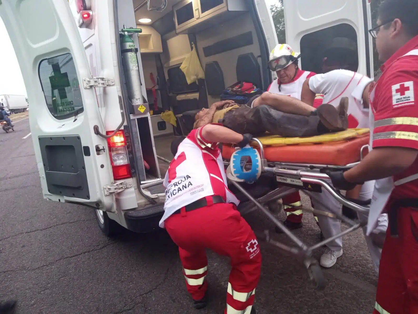 Bomberos y paramédicos de Cruz Roja lograron milagrosamente rescatar al joven con vida con el apoyo de una grúa industrial.