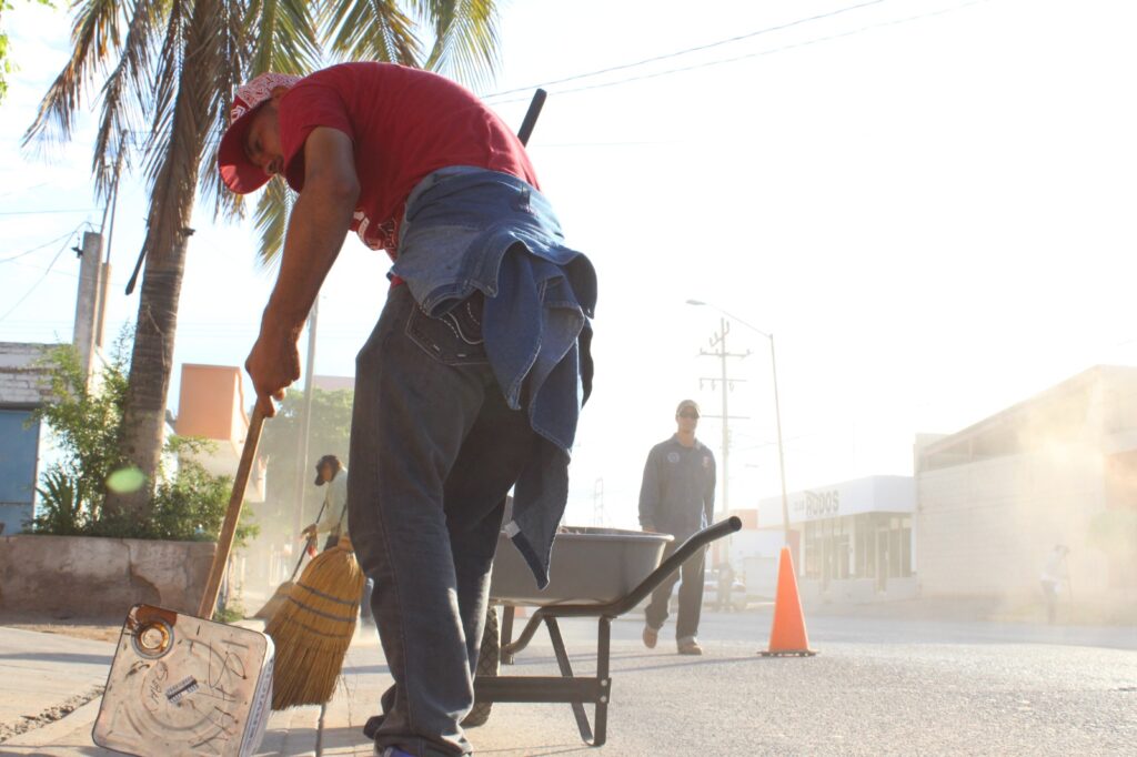 Trabajadores del Ayuntamiento de Salvador Alvarado limpiando una calle en Guamúchil