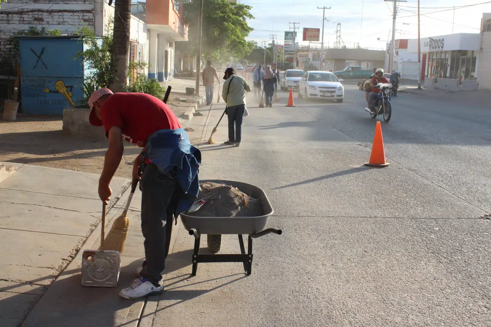 Trabajadores del Ayuntamiento de Salvador Alvarado limpiando una calle en Guamúchil